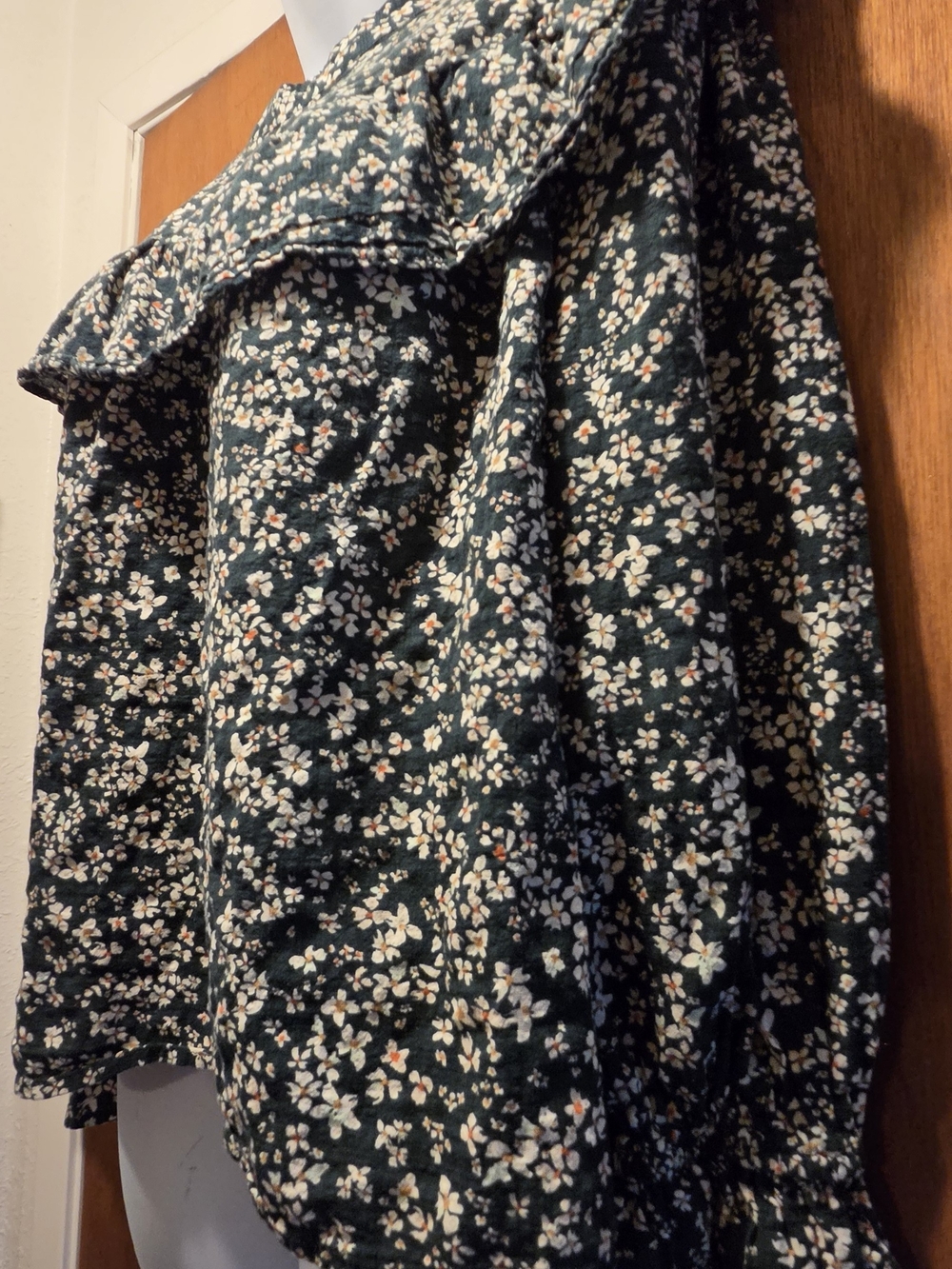 a.n.a Dark Green Daisey Floral Ruffle Blouse Sz0X